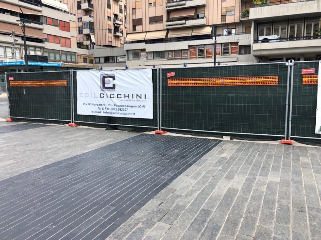 Cantiere Edil Cicchini con recinzione e striscione aziendale