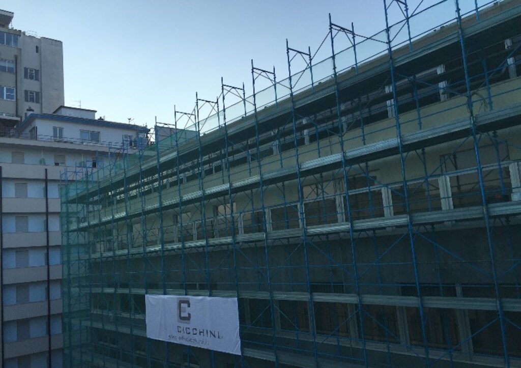 Edificio con ponteggi